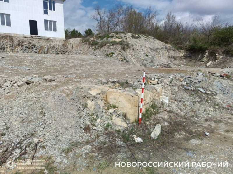 Под ногами — фаланги пальцев, бедренная кость и фрагменты позвоночника. В Абрау-Дюрсо дом возводят на человеческих костях!