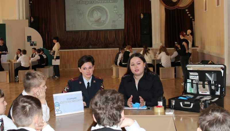 Полицейские Новороссийска провели профориентационный мастер-класс в рамках школьного проекта «Берега мечты»