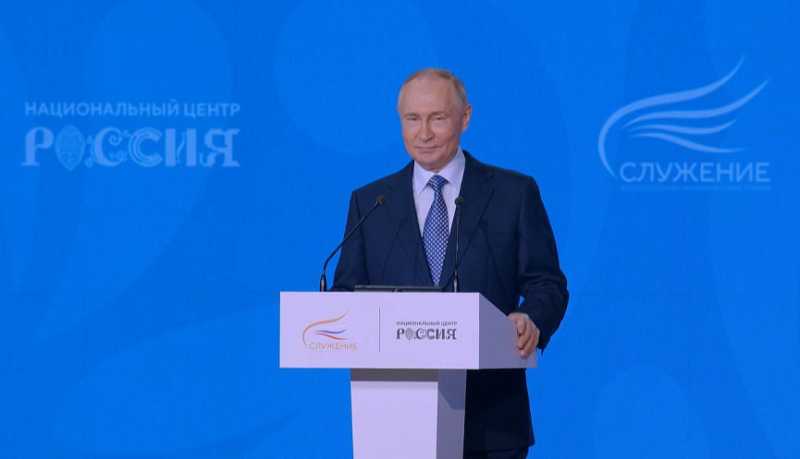 Президент России вручил награды победителям второй Всероссийской муниципальной премии «Служение»