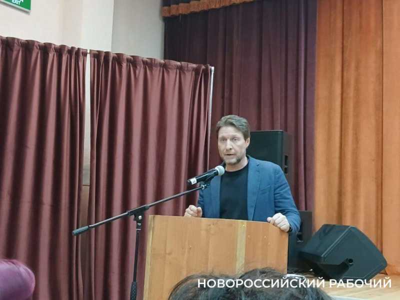 Причины пожара — неизвестны, переносить — некуда, реконструкция — будет. В Новороссийске прошла встреча с жителями по вопросу горящей свалки