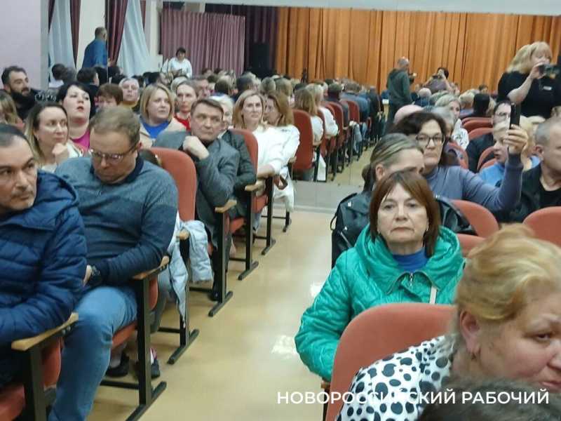 Причины пожара — неизвестны, переносить — некуда, реконструкция — будет. В Новороссийске прошла встреча с жителями по вопросу горящей свалки