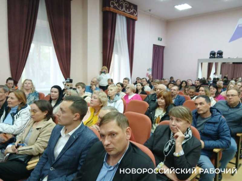 Причины пожара — неизвестны, переносить — некуда, реконструкция — будет. В Новороссийске прошла встреча с жителями по вопросу горящей свалки