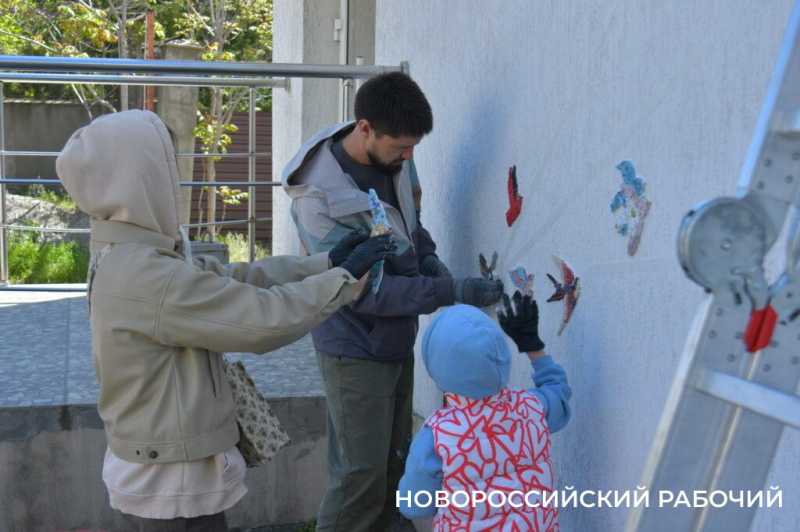Сегодня стену в Новороссийске «расписали» мозаичными птицами. Они тоже люди!