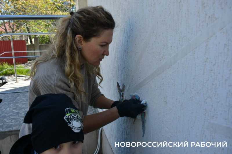Сегодня стену в Новороссийске «расписали» мозаичными птицами. Они тоже люди!