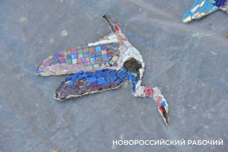 Сегодня стену в Новороссийске «расписали» мозаичными птицами. Они тоже люди!