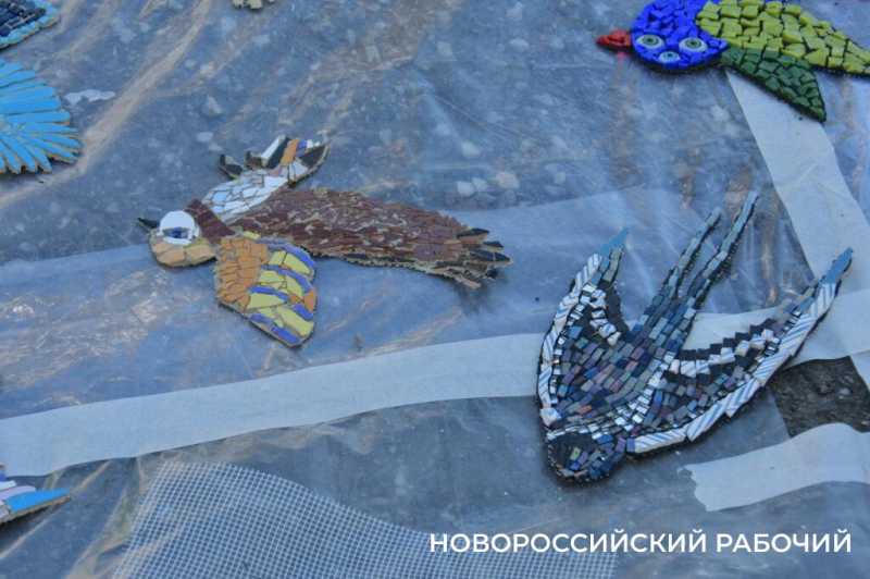 Сегодня стену в Новороссийске «расписали» мозаичными птицами. Они тоже люди!