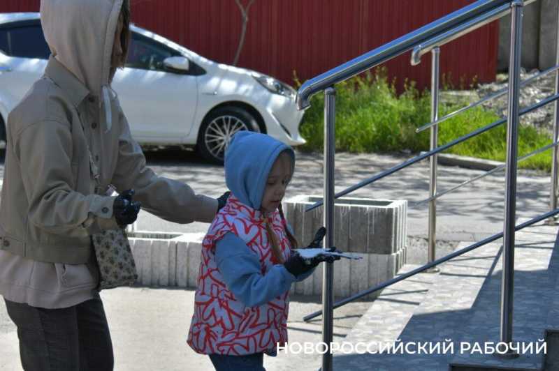 Сегодня стену в Новороссийске «расписали» мозаичными птицами. Они тоже люди!