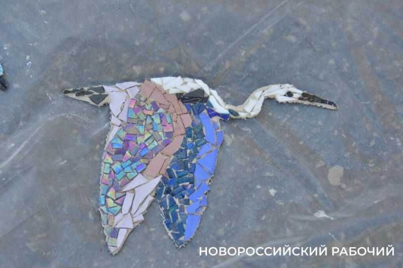 Сегодня стену в Новороссийске «расписали» мозаичными птицами. Они тоже люди!