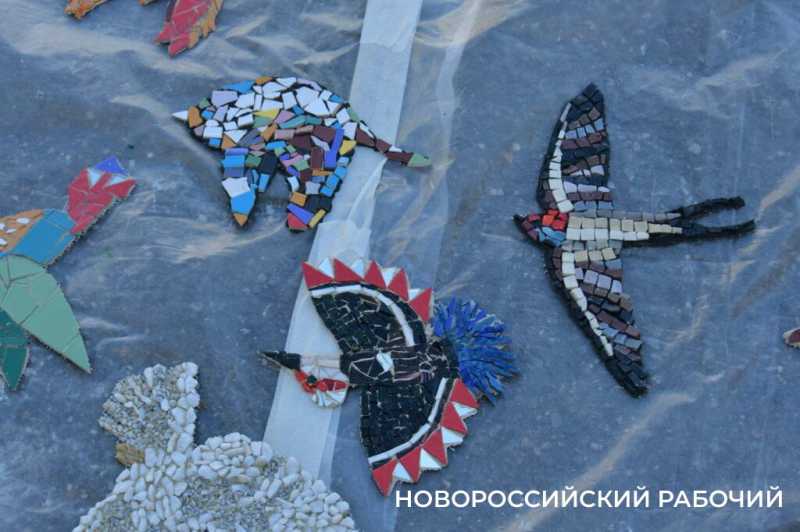 Сегодня стену в Новороссийске «расписали» мозаичными птицами. Они тоже люди!