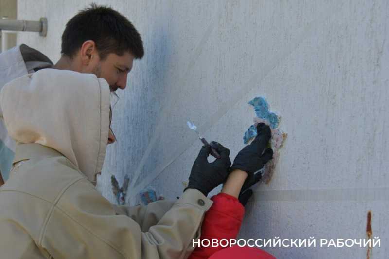 Сегодня стену в Новороссийске «расписали» мозаичными птицами. Они тоже люди!