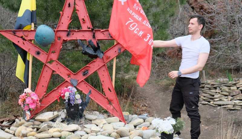Следователи города-героя в преддверии профессионального праздника посетили памятный обелиск и возложили цветы