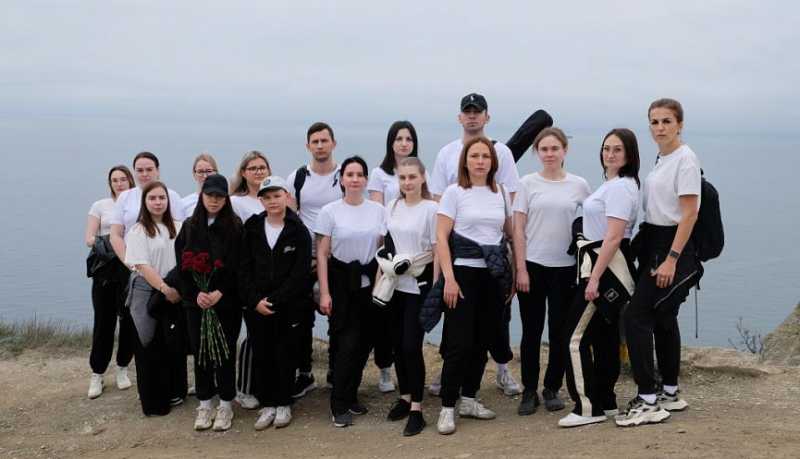 Следователи города-героя в преддверии профессионального праздника посетили памятный обелиск и возложили цветы