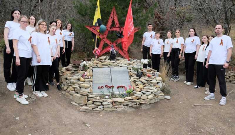 Следователи города-героя в преддверии профессионального праздника посетили памятный обелиск и возложили цветы