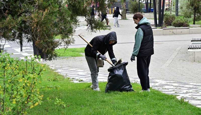 Сотни жителей города-героя Новороссийска навели порядок на общественных территориях в рамках Всероссийского субботника