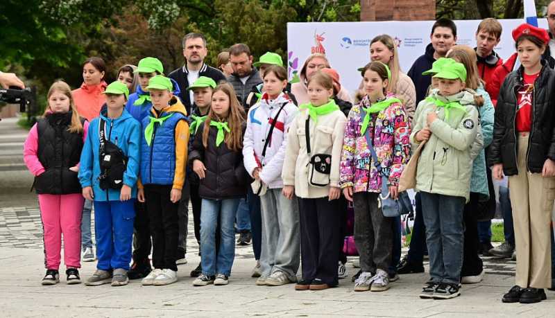 Сотни жителей города-героя Новороссийска навели порядок на общественных территориях в рамках Всероссийского субботника