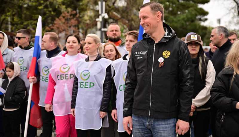 Сотни жителей города-героя Новороссийска навели порядок на общественных территориях в рамках Всероссийского субботника