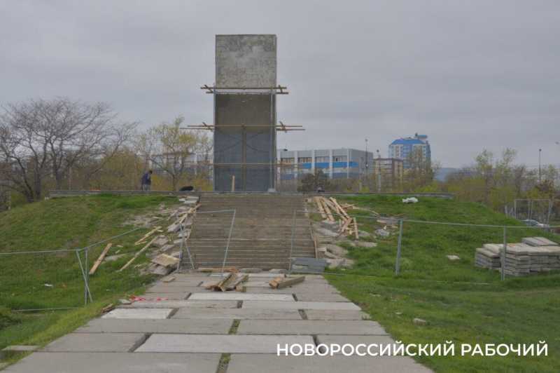 Стелу на Малой Земле в Новороссийске «одевают» в темный гранит