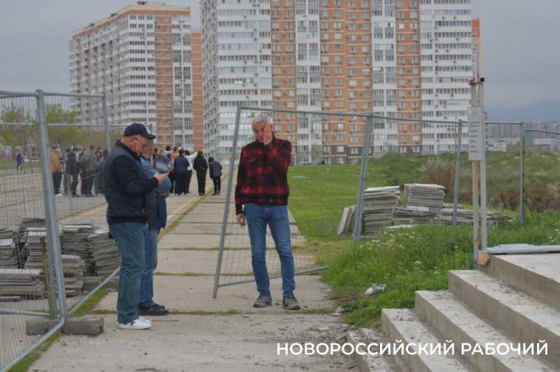 Стелу на Малой Земле в Новороссийске «одевают» в темный гранит
