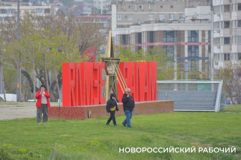 Стелу на Малой Земле в Новороссийске «одевают» в темный гранит