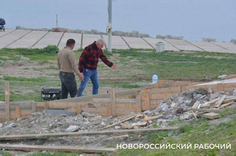 Стелу на Малой Земле в Новороссийске «одевают» в темный гранит