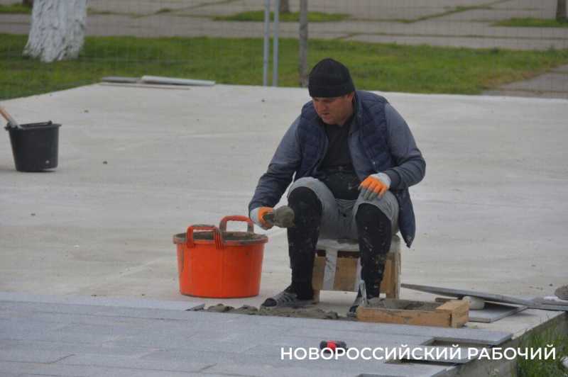 Стелу на Малой Земле в Новороссийске «одевают» в темный гранит