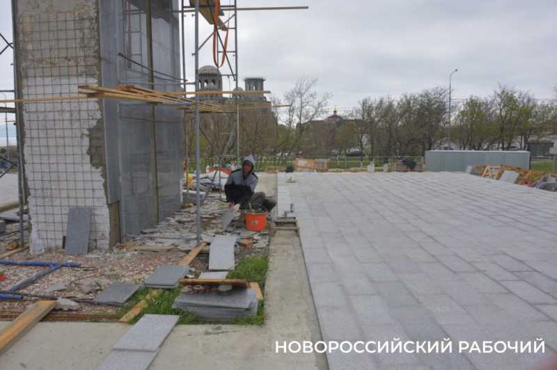Стелу на Малой Земле в Новороссийске «одевают» в темный гранит