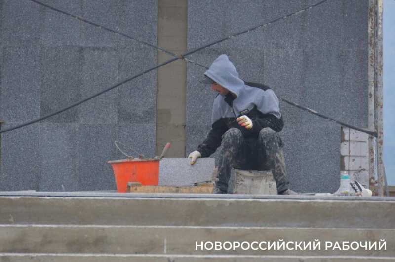 Стелу на Малой Земле в Новороссийске «одевают» в темный гранит
