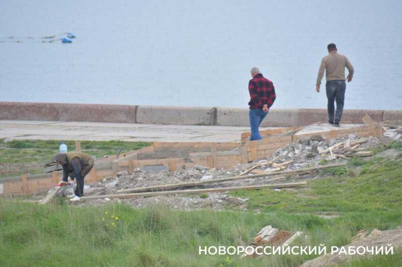 Стелу на Малой Земле в Новороссийске «одевают» в темный гранит