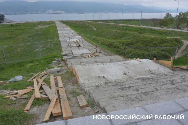 Стелу на Малой Земле в Новороссийске «одевают» в темный гранит
