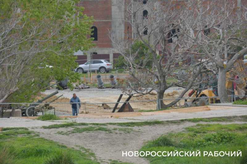 Стелу на Малой Земле в Новороссийске «одевают» в темный гранит