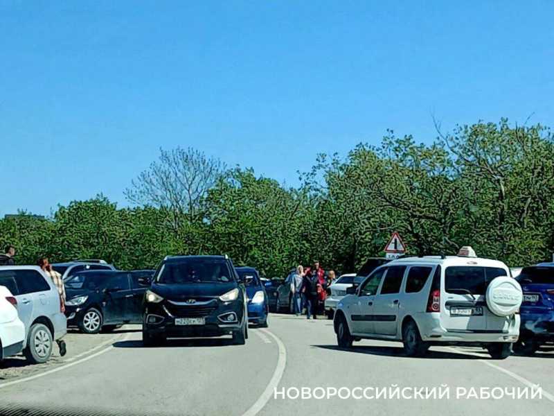 Траурная музыка, чистые дорожки, грязный туалет – кладбища Новороссийска накануне Радоницы