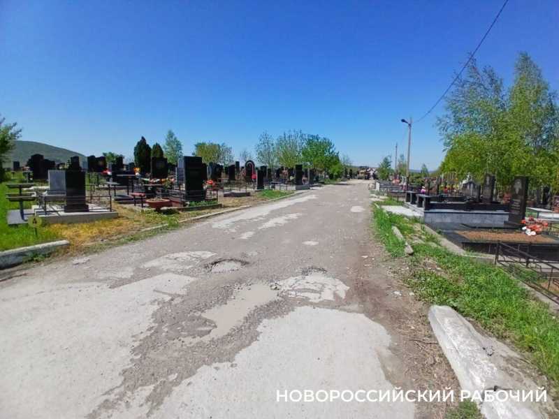 Траурная музыка, чистые дорожки, грязный туалет – кладбища Новороссийска накануне Радоницы
