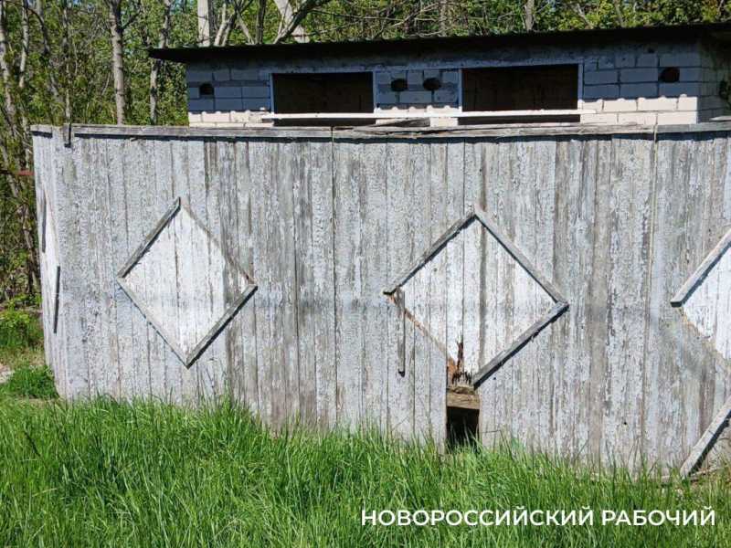 Траурная музыка, чистые дорожки, грязный туалет – кладбища Новороссийска накануне Радоницы