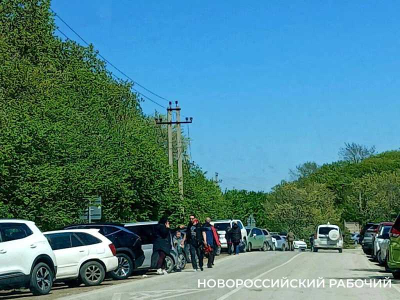 Траурная музыка, чистые дорожки, грязный туалет – кладбища Новороссийска накануне Радоницы