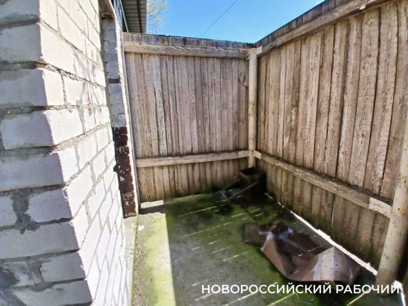Траурная музыка, чистые дорожки, грязный туалет – кладбища Новороссийска накануне Радоницы