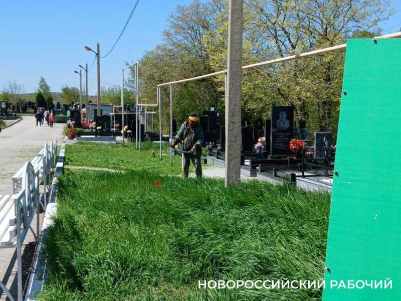 Траурная музыка, чистые дорожки, грязный туалет – кладбища Новороссийска накануне Радоницы