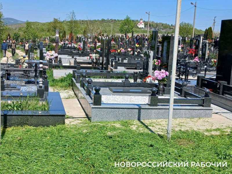 Траурная музыка, чистые дорожки, грязный туалет – кладбища Новороссийска накануне Радоницы
