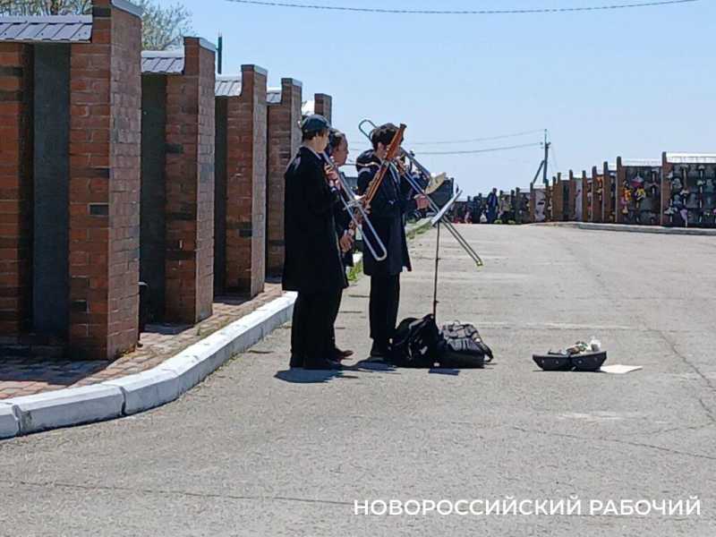 Траурная музыка, чистые дорожки, грязный туалет – кладбища Новороссийска накануне Радоницы