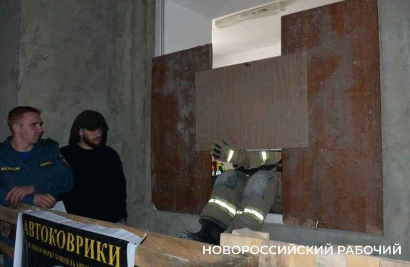 В Новороссийске Гошу на пожаре спасли 10 раз подряд. Прошли соревнования пожарных и спасателей