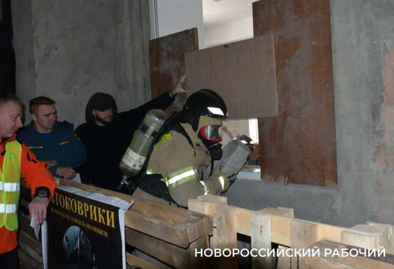 В Новороссийске Гошу на пожаре спасли 10 раз подряд. Прошли соревнования пожарных и спасателей