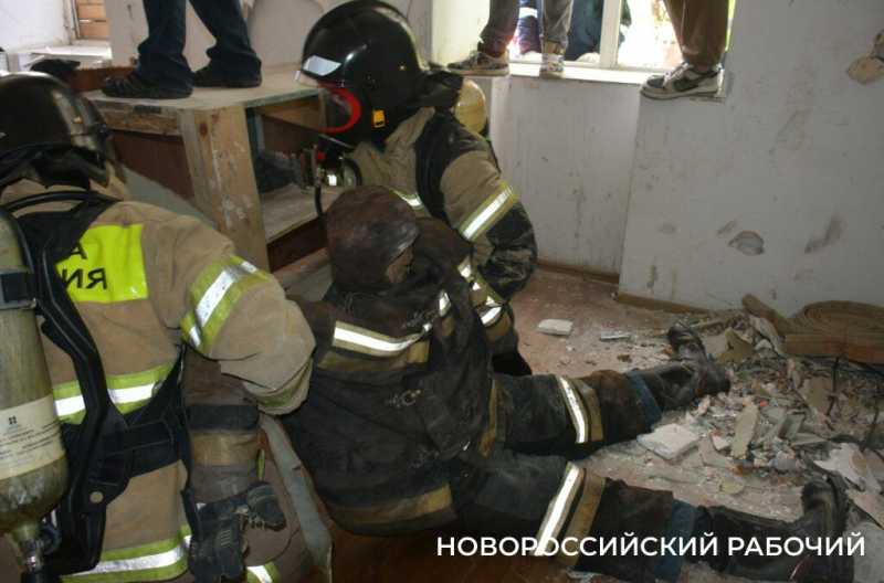 В Новороссийске Гошу на пожаре спасли 10 раз подряд. Прошли соревнования пожарных и спасателей