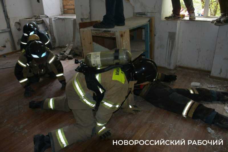 В Новороссийске Гошу на пожаре спасли 10 раз подряд. Прошли соревнования пожарных и спасателей