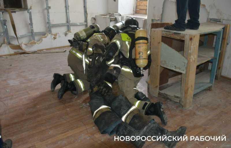 В Новороссийске Гошу на пожаре спасли 10 раз подряд. Прошли соревнования пожарных и спасателей