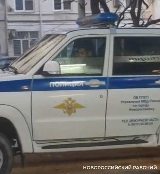 В Новороссийске ищут «бесстрашного» мужчину, который справил нужду на полицейскую машину