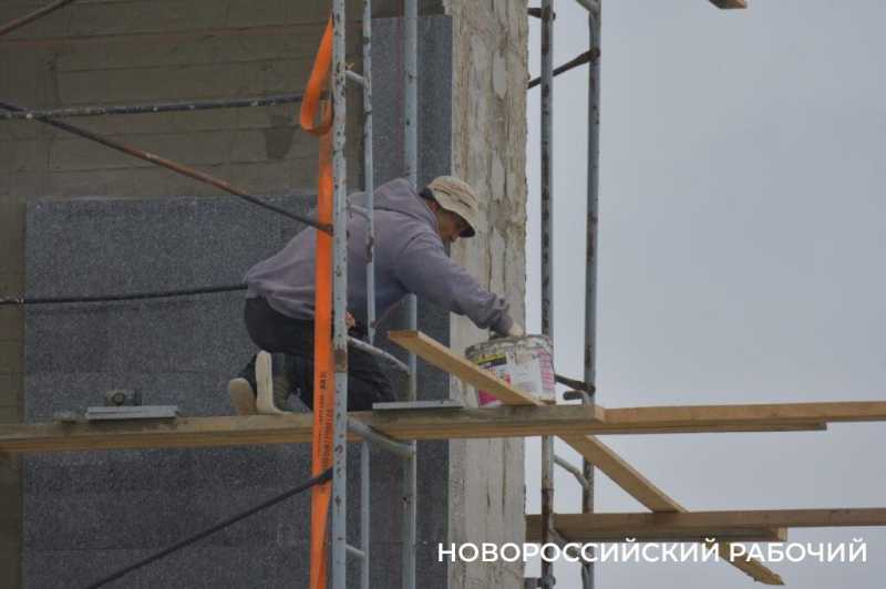 В Новороссийске мемориальную зону на Малой земле огородили длинным забором