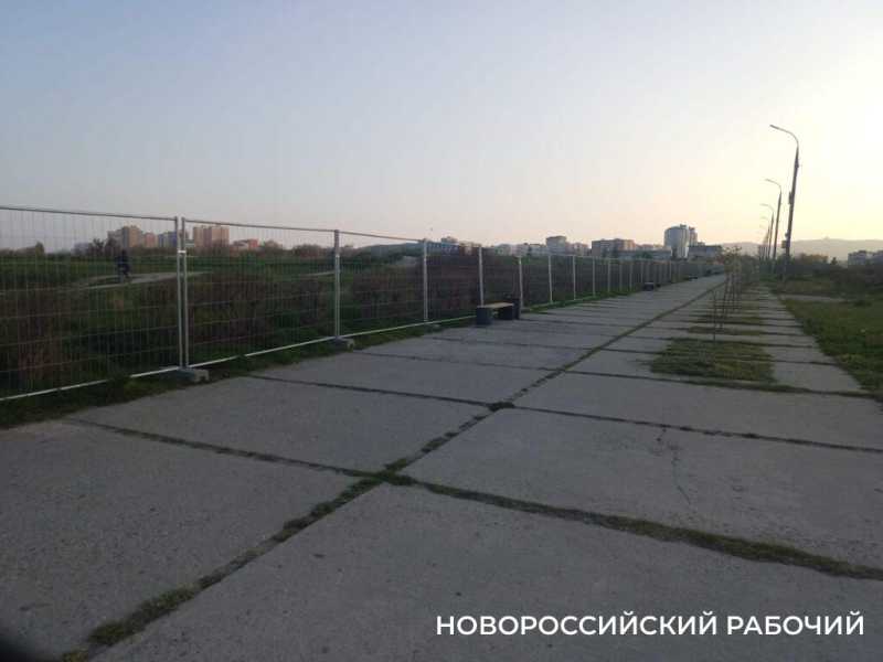 В Новороссийске мемориальную зону на Малой земле огородили длинным забором