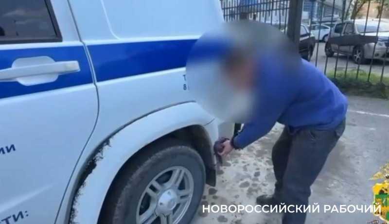 В Новороссийске мужчина отмывал полицейскую машину, на которую справил нужду