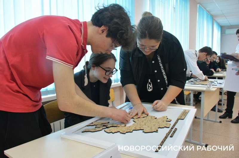 В Новороссийске на скорость собирают спилс-карты России и Кубани