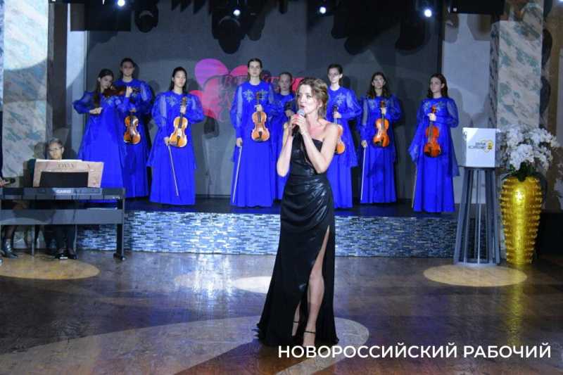 В Новороссийске на вечере добрых сердец помогли тем, кто сам привык помогать
