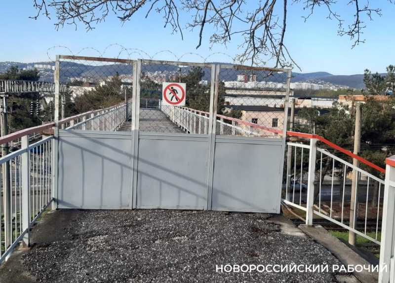 В Новороссийске перекрыли ж/д мост и люди ходят на работу с риском для жизни